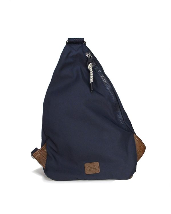 Το τσαντάκι Camel Active 422-602-53 είναι ένα σύγχρονο sling bag (μονού ιμάντα) που συνδυάζει πρακτικότητα με casual ανδρικό στυλ. Ο εργονομικός του σχεδιασμός επιτρέπει να φοριέται άνετα χιαστί, προσφέροντας εύκολη πρόσβαση στα προσωπικά αντικείμενα.