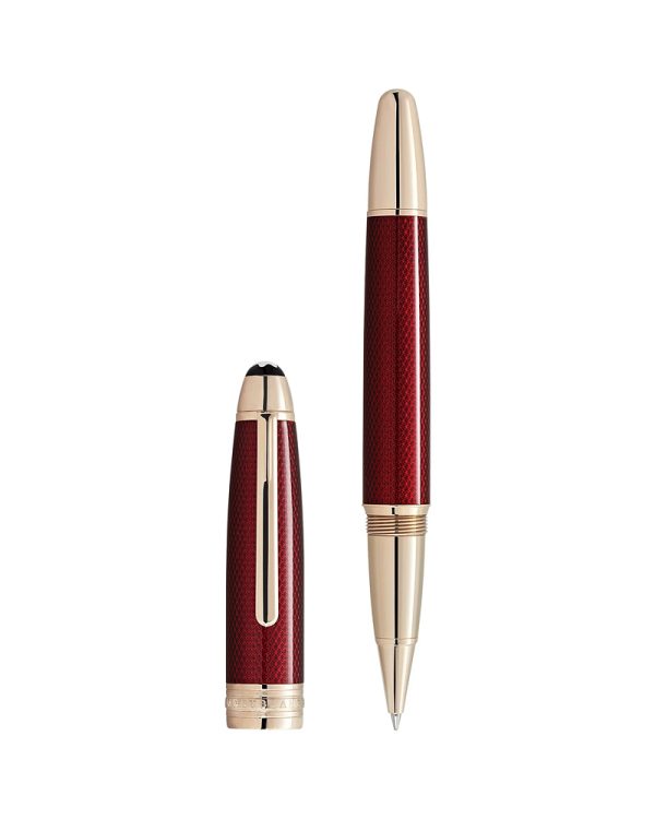 Εμπνευσμένο από τα μαγευτικά χρώματα του ηλιοβασιλέματος, το Meisterstuck Solitaire Golden Hour LeGrand διαθέτει ένα χαραγμένο εξαγωνικό μοτίβο καλυμμένο με ημιδιαφανές μπορντό κόκκινο βερνίκι με χαρακτηριστικά επιχρυσωμένα εξαρτήματα.