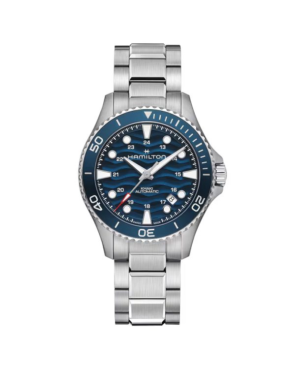 Ανδρικό ρολόι Hamilton Khaki Navy Scuba Auto H82425140 με κάσα 40mm από ανοξείδωτο ατσάλι, μπλε κυματιστό καντράν, ασημί μπρασελέ, ζαφείρι, αυτόματο μηχανισμό H-10 με 80 ώρες αυτονομία και αδιαβροχοποίηση 10 ATM / 100 μέτρα.