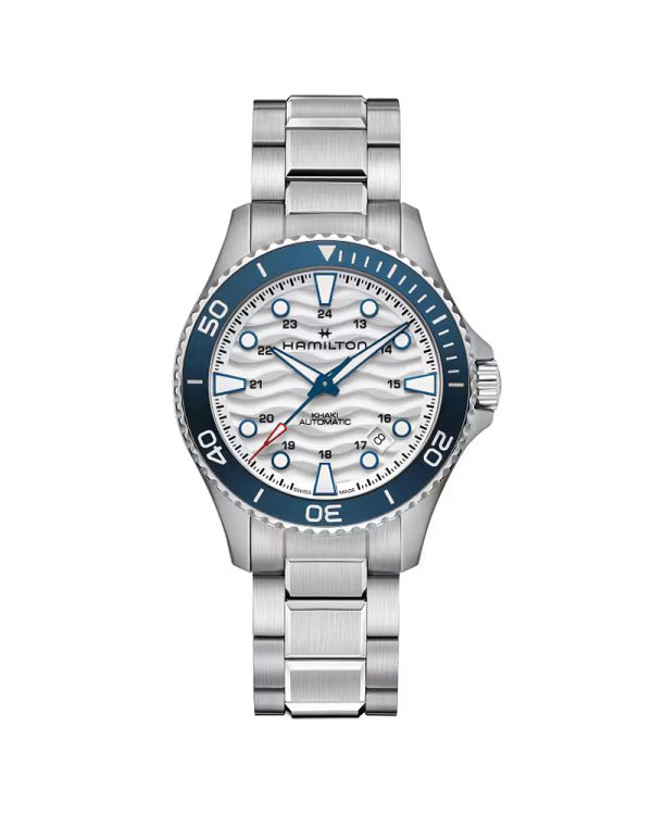 Ανδρικό ρολόι Hamilton Khaki Navy Scuba Auto H82425110 με κάσα 40mm από ανοξείδωτο ατσάλι, λευκό λακαριστό καντράν με κυματιστή υφή, ασημί μπρασελέ, ζαφείρι με αντιανακλαστική επίστρωση, αυτόματο μηχανισμό H-10 με 80 ώρες αυτονομία, ημερομηνία και αδιαβροχοποίηση 10 ATM / 100 μέτρα.