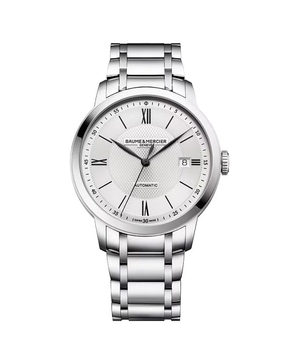 Ανδρικό ρολόι Baume & Mercier Classima 10854 με γυαλισμένη ατσάλινη κάσα 40mm, ασημί μπρασελέ πέντε σειρών, ασημί opaline sun-satin καντράν με barleycorn μοτίβο, μαύρους ρωμαϊκούς αριθμούς, ημερομηνία στη θέση 3, αυτόματο μηχανισμό Sellita SW200, ζαφείρι και αδιαβροχοποίηση 5 ATM / 50 μέτρα.