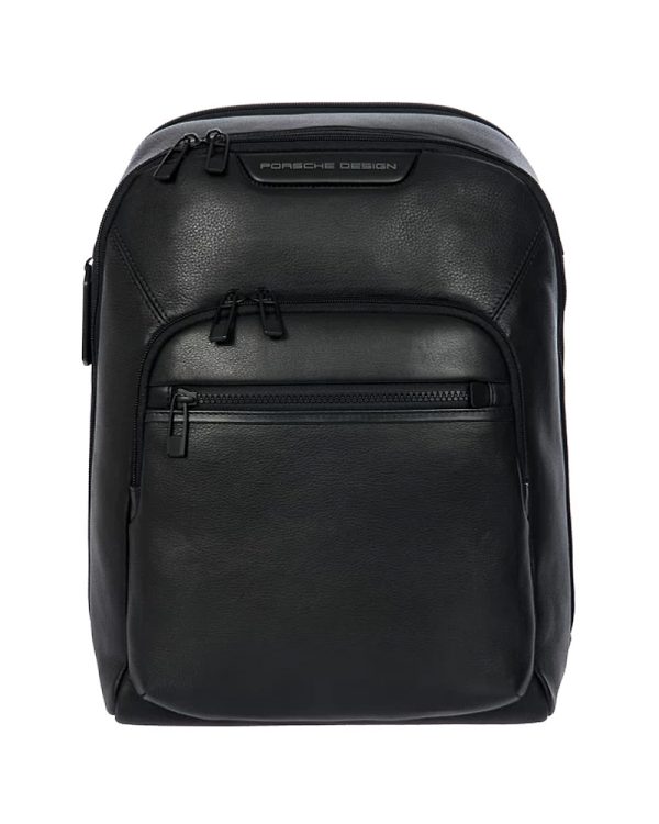 Το Porsche Design Roadster Leather Evo Backpack XS πείθει με τον λιτό σχεδιασμό του και την έξυπνη διαρρύθμιση γεμάτη έξυπνες λεπτομέρειες.