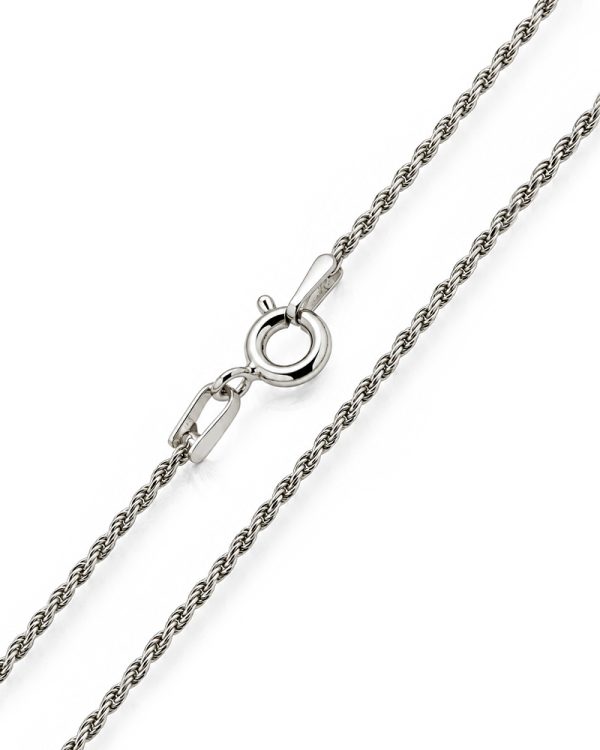 Λεπτή στριφτή αλυσίδα από Ασήμι 925, μήκους 45,4 cm, με κρίκους που διαθέτουν χαραγμένες λεπτομέρειες στην επιφάνειά τους και αποκτούν πιο ζωντανή όψη μέσα από τις αντανακλάσεις του φωτός. Η φίνα κατασκευή της συνδυάζει διακριτικότητα και υφή, προσφέροντας μια κομψή βάση για μενταγιόν αλλά και ένα όμορφο αποτέλεσμα όταν φοριέται μόνη της!